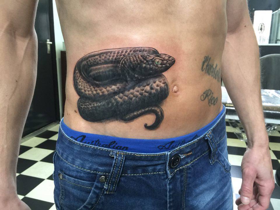 Deze realistische slang tattoo in black&grey is een cover-up, er stonden twee dikke zwarte namen, net als aan de andere kant. Bij Inkfish tattoo Rotterdam.