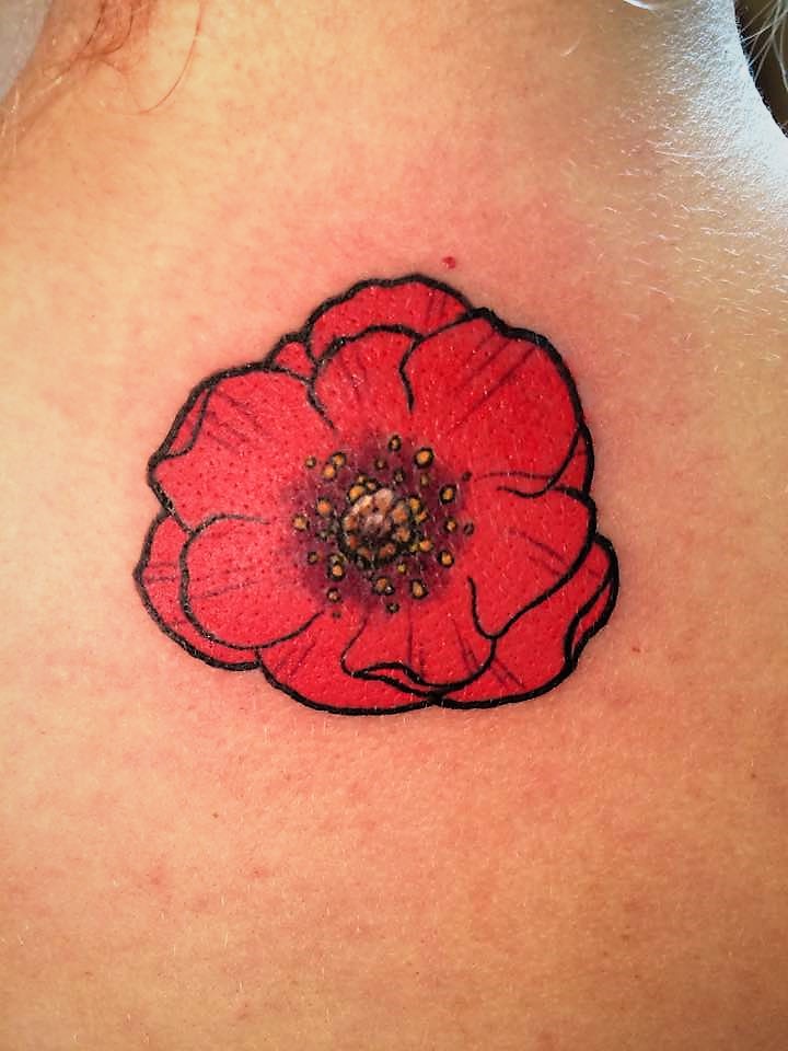 Custom poppy flower tattoo, cartoon gecombineerd met realistic stijl. Klaproos tatoeage door onze Rotterdamse studio..