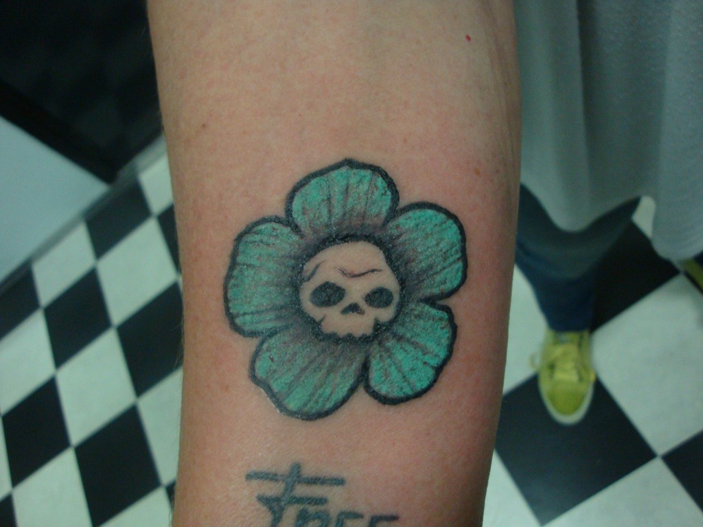 bloem skull tattoo arm