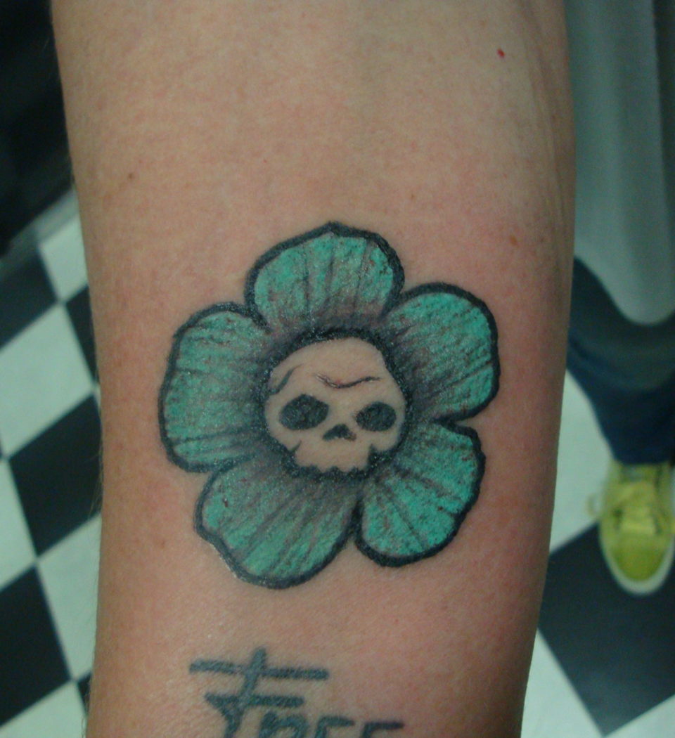bloem tattoo arm skull tattoostudio