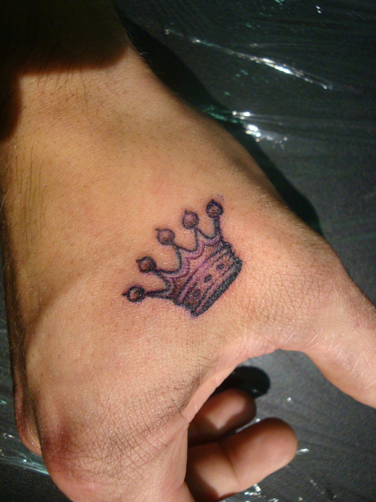 Tattooshop Black&grey crown micro-tattoo.