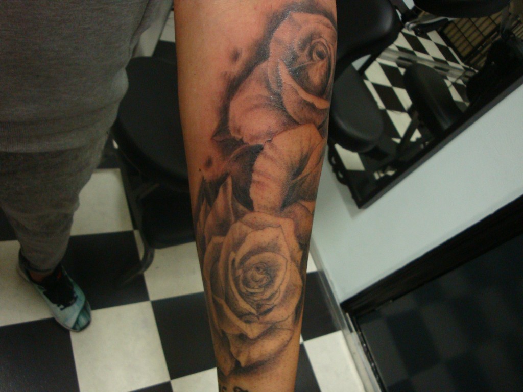 Rose tattoo is full of subtle greytones and realistic as hell.