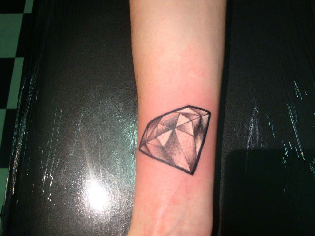 Flashy newschool 3D diamond-tattoo by Inkfish tattooshop.