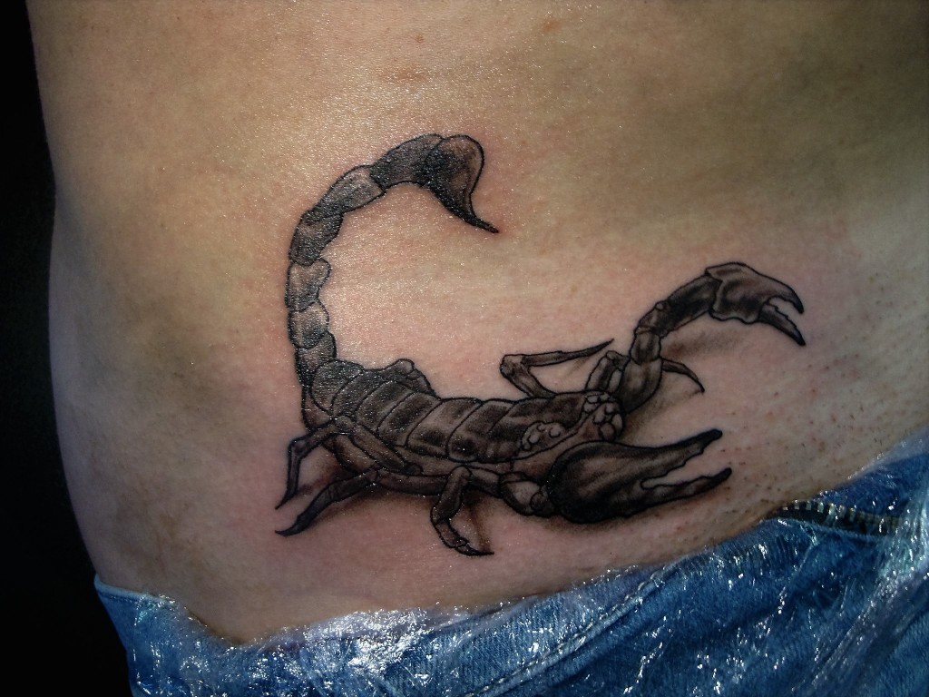 Black&grey realistische schorpioen door Inkfish tattoo Rotterdam.