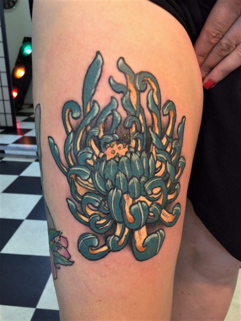 chrysanthemum japanese leg tattoo from our tattooshop in Rotterdam.