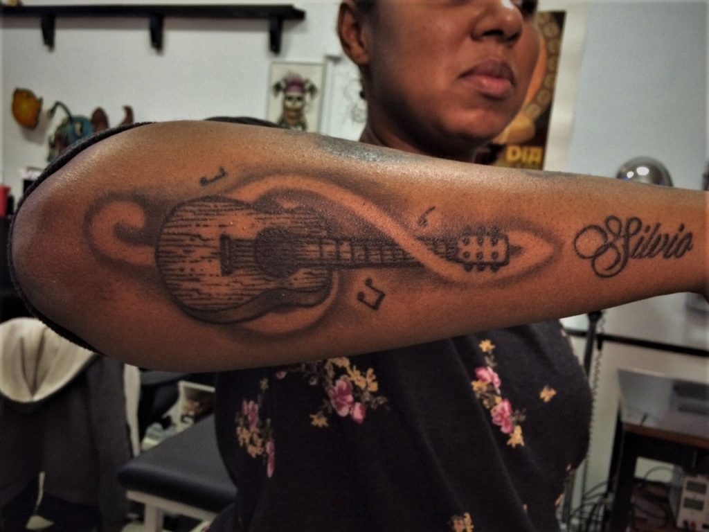gitaar met g-sleutel tattoo uit onze Rotterdamse tattooshop