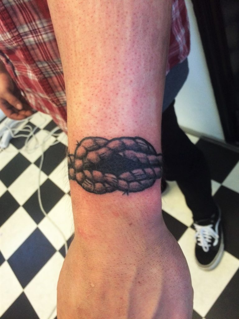 touw/knoop tattoo pols van onze inktstudio in Rotterdam