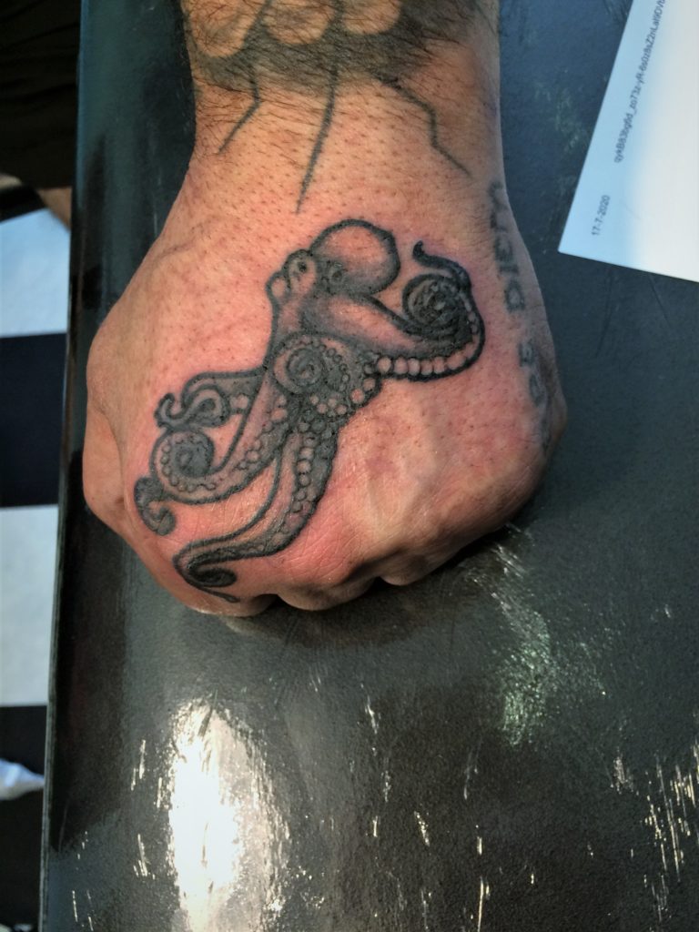octopus hand tattoo by our tattooshop in Rotterdam.
